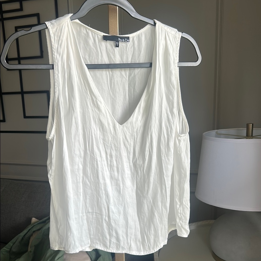 RO & DE  White V-Neck Sleeveless Top M